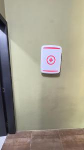 Habitación familiar 1 في Macas: علامة على جانب الجدار