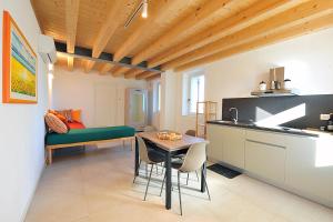 a kitchen with a table and chairs in a room at Agriturismo Corte Bonetti in Pescantina
