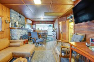 Μια τηλεόραση ή/και κέντρο ψυχαγωγίας στο Hunting and Fishing Base! Rustic Otter Lake Cabin