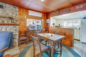 Η κουζίνα ή μικρή κουζίνα στο Hunting and Fishing Base! Rustic Otter Lake Cabin