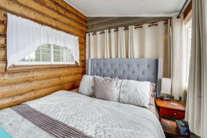 Ένα ή περισσότερα κρεβάτια σε δωμάτιο στο Hunting and Fishing Base! Rustic Otter Lake Cabin