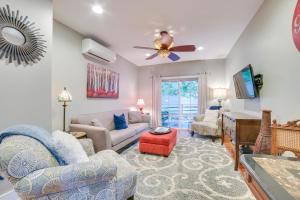 Χώρος καθιστικού στο Day Trips to Boyne Mtn! Northwest Michigan Duplex