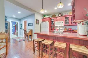 Η κουζίνα ή μικρή κουζίνα στο Day Trips to Boyne Mtn! Northwest Michigan Duplex