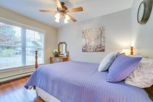 Ένα ή περισσότερα κρεβάτια σε δωμάτιο στο Day Trips to Boyne Mtn! Northwest Michigan Duplex