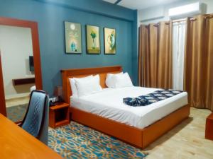 Giường trong phòng chung tại Royal Taha Hotel Tamale Ghana +9 ảnh