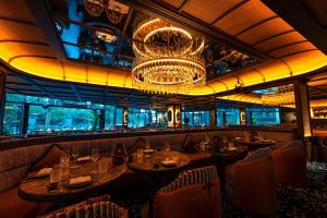 Restaurace v ubytování Burj Khalifa & Fountain Sky Suite on The Address Opera