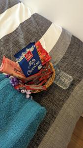un panier rempli de collations sur un canapé dans l'établissement Shared stay apartment, à Croydon 2 autres photos