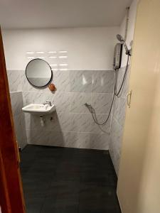 a bathroom with a sink and a mirror at Sandy house pai 3 in Kampong Huaibū