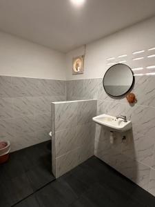 a bathroom with a sink and a mirror at Sandy house pai 3 in Kampong Huaibū