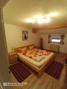 Postel nebo postele na pokoji v ubytování Wohnung Alpenglühen In St Sigmund Im Sellrain