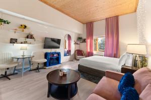 Un dormitorio con una cama y una sala de estar. en Gateway 5063, en Snake River Health Services Incorporated Heliport 25 fotos más