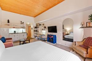 Un dormitorio con una cama y una sala de estar. en Gateway 5063, en Snake River Health Services Incorporated Heliport