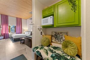 Un dormitorio con armarios verdes y una cama en una habitación. en Gateway 5063, en Snake River Health Services Incorporated Heliport