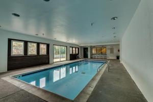 una gran piscina en una casa en Gateway 5063, en Snake River Health Services Incorporated Heliport