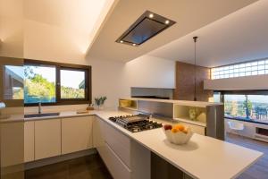 Η κουζίνα ή μικρή κουζίνα στο Rahal Luxury - Romantic Getaway Infinity Pool & Private Heated Jacuzzi +66 φωτογραφίες