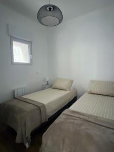 Postel nebo postele na pokoji v ubytování Le Vieux Bourg Apartment 5, Spacious 1 bed Apartment, Bourg Centre