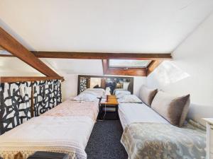 four beds lined up in a row in a room at Maison Événementielle à Paris avec jardin terrasse et métro in Montreuil