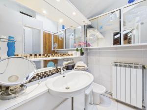 a white bathroom with a sink and a mirror at Maison Événementielle à Paris avec jardin terrasse et métro in Montreuil +36 photos
