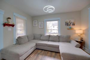 Imagen de la galería de Pet-Friendly Highland Square Home with Workspace, en Akron