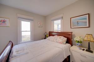 Ένα ή περισσότερα κρεβάτια σε δωμάτιο στο Pet-Friendly Highland Square Home with Workspace