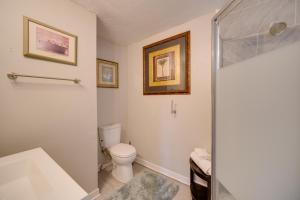 Ένα μπάνιο στο Pet-Friendly Highland Square Home with Workspace +16 φωτογραφίες