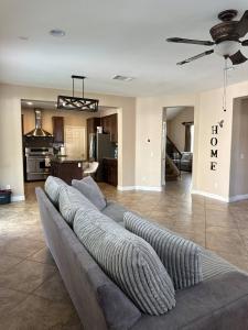 ein Wohnzimmer mit Couch und Küche in der Unterkunft Oasis in Southern California for 8 guests in Winchester