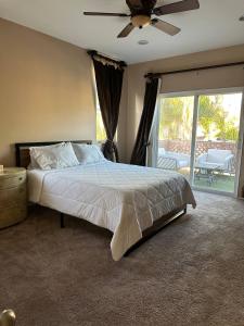 ein Schlafzimmer mit einem Bett und einem Deckenventilator in der Unterkunft Oasis in Southern California for 8 guests in Winchester + 59 Fotos