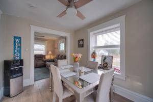 une salle à manger et un salon avec une table et des chaises dans l'établissement Yard, Fire Pit and Trails! Pet-Friendly Akron Home, à Akron 17 autres photos