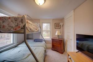 une chambre avec deux lits superposés et un bureau dans l'établissement Yard, Fire Pit and Trails! Pet-Friendly Akron Home, à Akron
