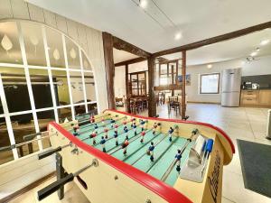 Habitación con mesa de billar en LA SOIE, en Les Deux Alpes