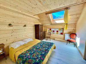 Un dormitorio con una cama en una habitación de madera. en LA SOIE, en Les Deux Alpes