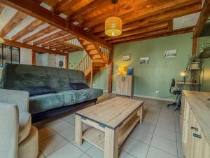 ein Wohnzimmer mit Sofa und Tisch in der Unterkunft Maison avec parking à 10min du centre-ville à pied in Chartres + 5 Fotos