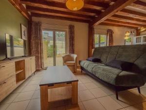 ein Wohnzimmer mit Sofa und Fernseher in der Unterkunft Maison avec parking à 10min du centre-ville à pied in Chartres