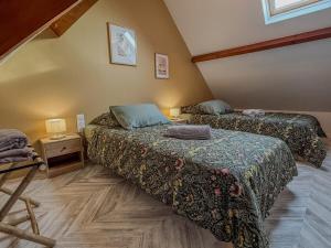 Zimmer mit 2 Betten in einem Zimmer in der Unterkunft Maison avec parking à 10min du centre-ville à pied in Chartres