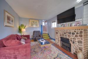 ein Wohnzimmer mit Couch und Kamin in der Unterkunft Akron Made Easy! Spacious Family Home Near Dtwn in Akron