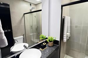 ein Badezimmer mit Waschbecken, Toilette und Dusche in der Unterkunft Studios super modernos, completos e equipados no centro de Pará de Minas in Pará de Minas + 13 Fotos