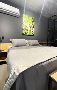 Schlafzimmer mit einem großen weißen Bett in der Unterkunft Studios super modernos, completos e equipados no centro de Pará de Minas in Pará de Minas