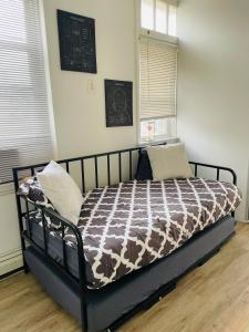 Un dormitorio con una cama con marco negro. en Short And Long Term Rental - Your Ideal Home, en Filadelfia