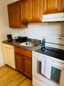 una cocina con estufa y fregadero en Short And Long Term Rental - Your Ideal Home, en Filadelfia 11 fotos más