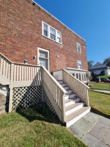 una escalera de madera frente a un edificio de ladrillo en Short And Long Term Rental - Your Ideal Home, en Filadelfia