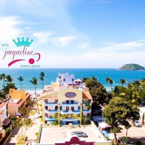 a view of a resort with the ocean in the background at Hotel Jacqueline in Rincon de Guayabitos