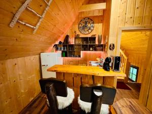 Kuchyň nebo kuchyňský kout v ubytování Jánošíkův pramen - celá horská wellness chata + 60 fotografií