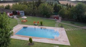 an overhead view of a swimming pool in a yard at Le refuge vert in Berrechid