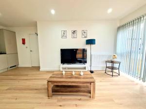 Μια τηλεόραση ή/και κέντρο ψυχαγωγίας στο Stylist Nicely Furnished 2BR Apartment in London RM33