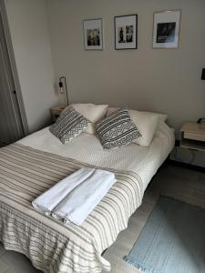 Postel nebo postele na pokoji v ubytování Departamento estudio con estacionamiento