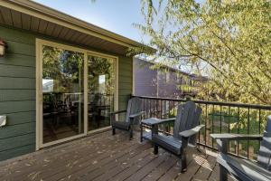 Ban công/sân hiên tại Spacious Family Home with 2 King Suites