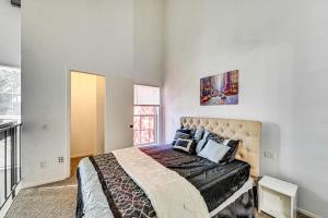 Un dormitorio con una cama grande en una habitación. en Loft-Style Condo in Vickery Midtown 3 Mi to SMU!, en Bouchard
