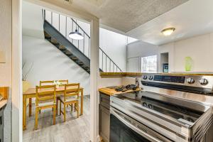 Una cocina con una escalera y una mesa con sillas. en Loft-Style Condo in Vickery Midtown 3 Mi to SMU!, en Bouchard