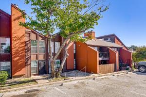 un edificio de apartamentos con un árbol en un aparcamiento en Loft-Style Condo in Vickery Midtown 3 Mi to SMU!, en Bouchard