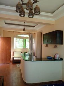 Una cocina con encimera en una habitación. en The Lighthouse Castle III, en Dahab